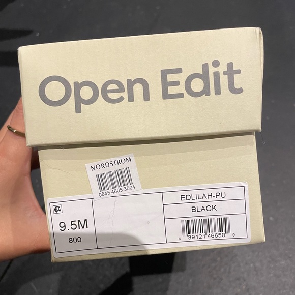 NEVER WORN black flat sandals - Picture 2 of 6